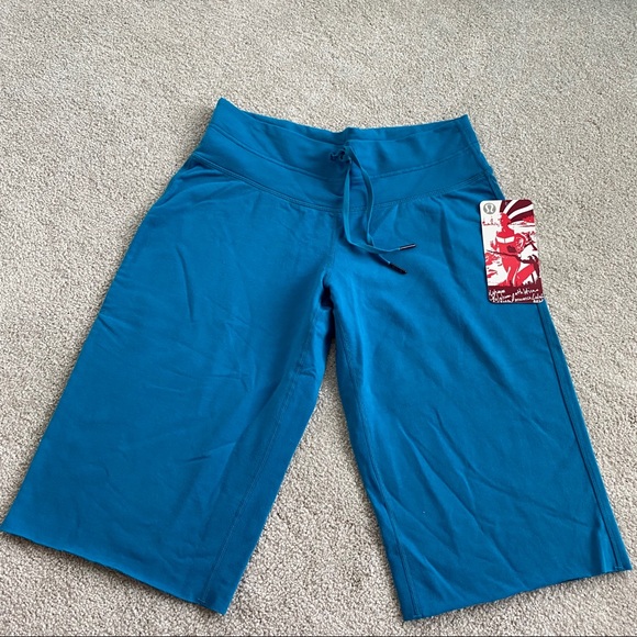 Lululemon fancy crop in blue bnwt - Picture 1 of 3